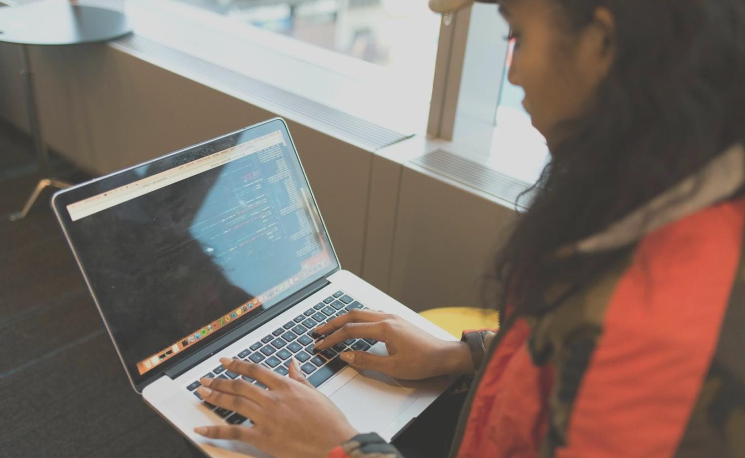 Moderne KI-Lernumgebung mit interaktiven Technologien